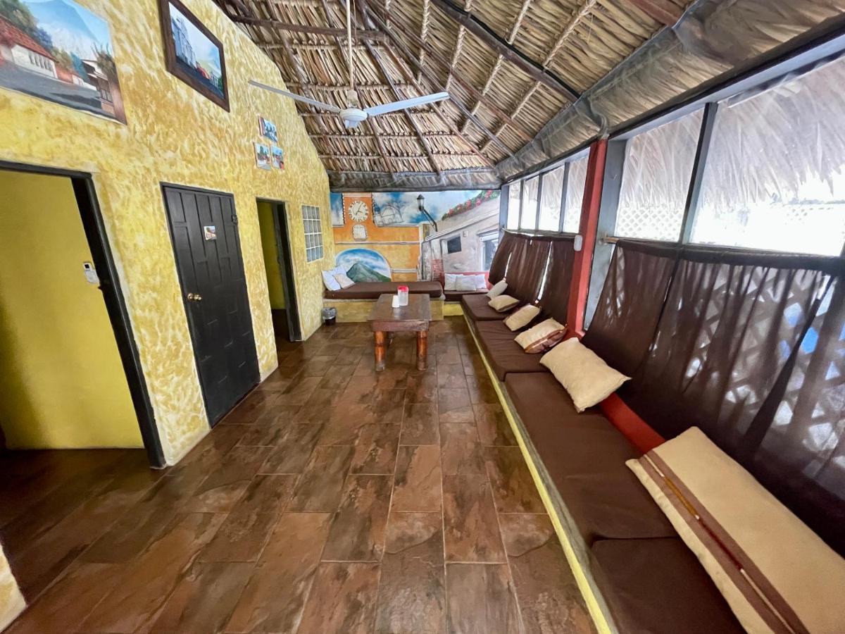 Johnnys Place Hotel Monterrico Luaran gambar